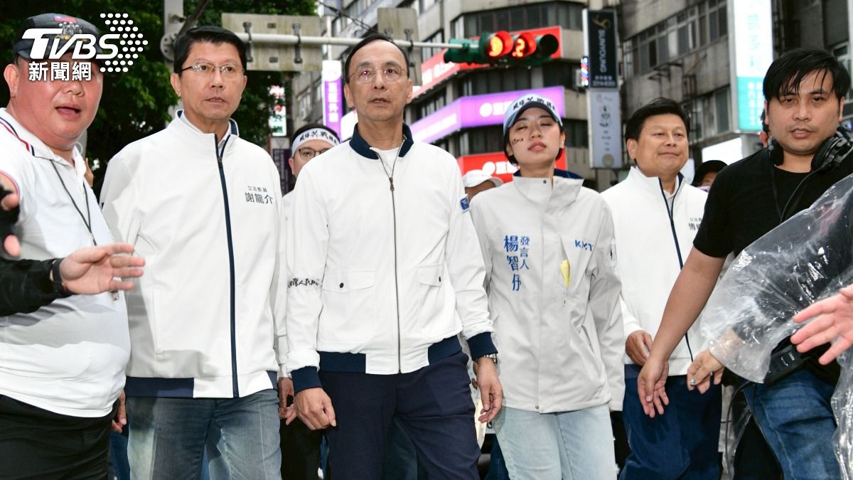 時任國民黨主席朱立倫、立委謝龍介、國民黨發言人楊智伃4月26日在民眾簇擁下向中正一分局投案。(資料圖/胡瑞麒攝 )