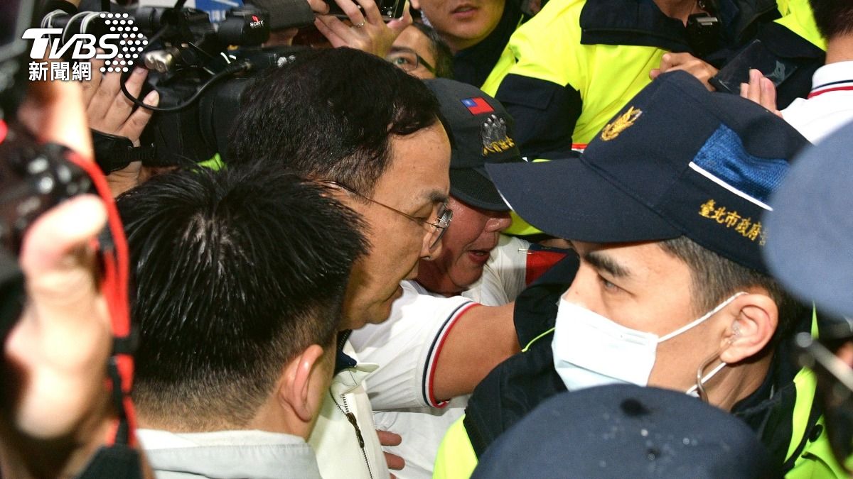 朱立倫進入中正一分局。(圖/胡瑞麒攝 )