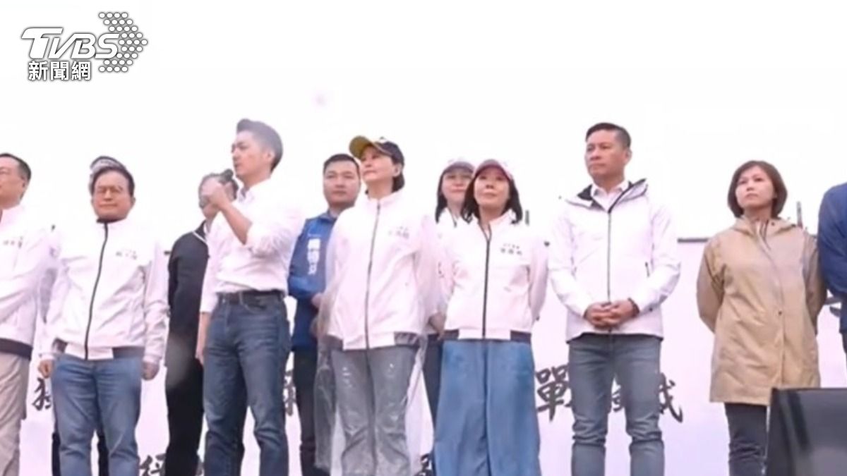 蔣萬安演說時,有白營支持者鼓譟「游淑慧下台」。(圖/TVBS)