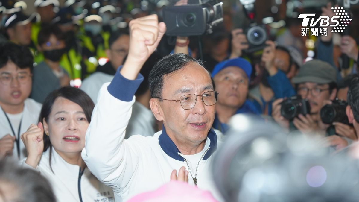 國民黨黨主席朱立倫、立委謝龍介與黨發言人楊智伃結束約兩個小時後的訊問，步出中正一分局與夾道支持群眾相互打氣後離開。（圖/華子琛攝）
