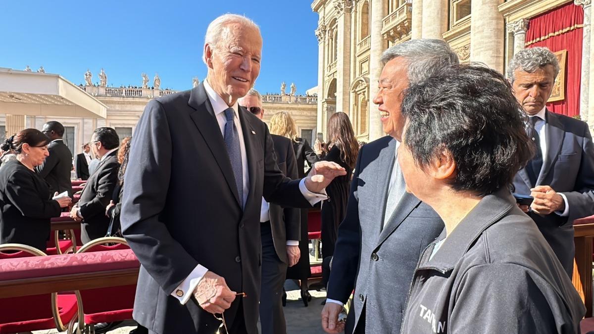 前副總統陳建仁（中）與美國前總統拜登（左）在教宗方濟各喪禮聊天。（圖／駐教廷大使館提供）