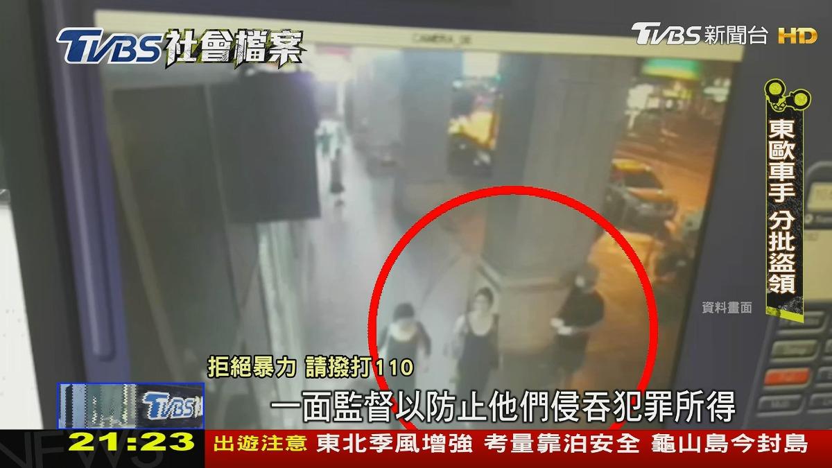 外籍車手一人進入ATM櫃員機的吐鈔口取款,另一人則在外頭把風,觀察情況以便隨時脫身。圖/TVBS
