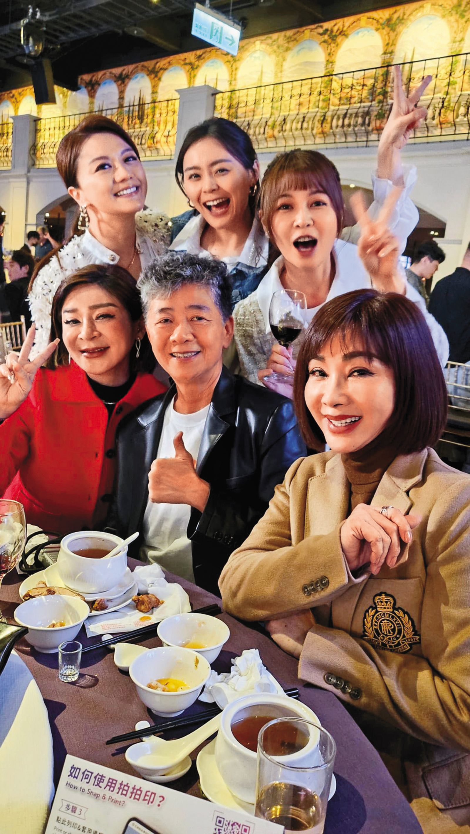 苗真(後排左一)在婚禮上不勝酒力發生包包被偷誤會。後排左起苗真、方琦、謝京穎。前排左起王彩樺、導演余倩倩、陳美鳳。(翻攝自陳美鳳臉書)