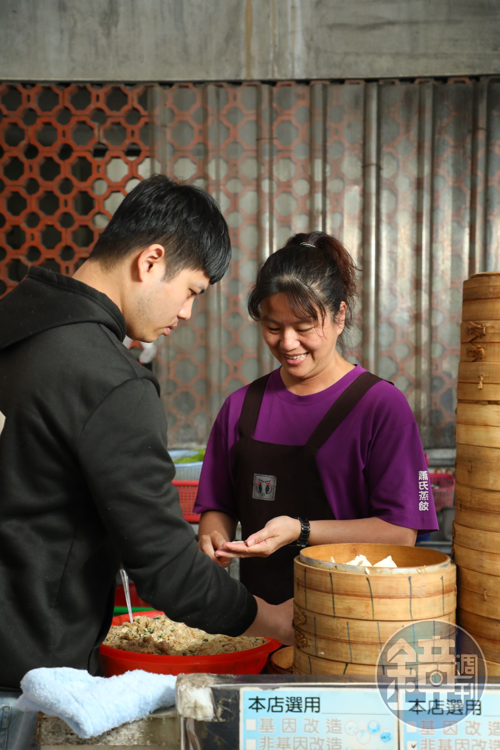 林慧如（右）與小兒子蕭明駿（左）一同傳承小吃店。（圖／鏡週刊）
