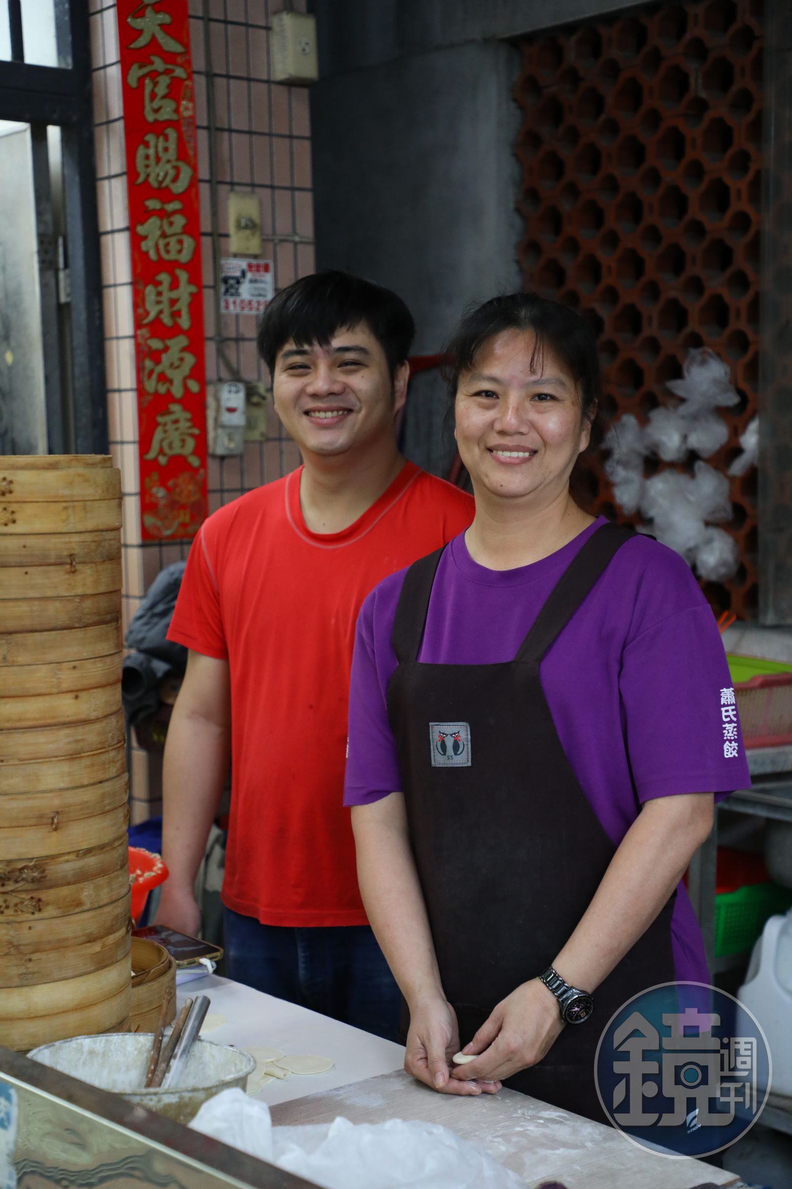 林慧如與蕭明駿兩人包起餃子動作乾淨利落，手速也快。（圖／鏡週刊）