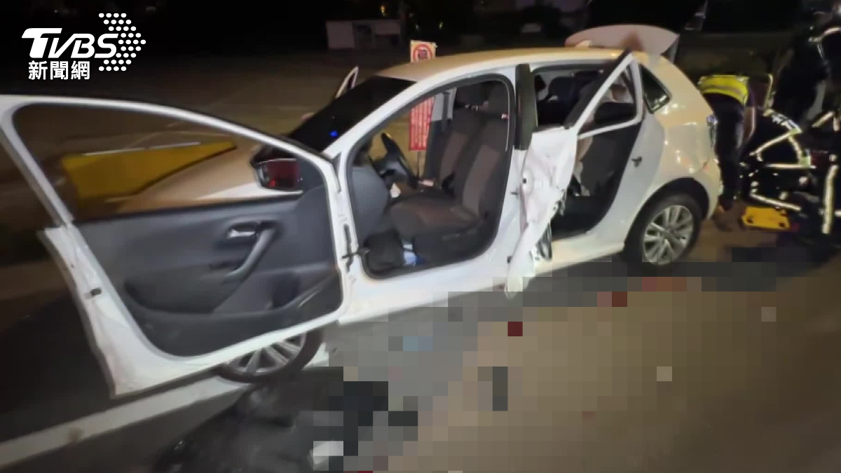 有輛白車不明原因被撞爛,駕駛則稱當時一下車就被撞倒。(圖/TVBS)