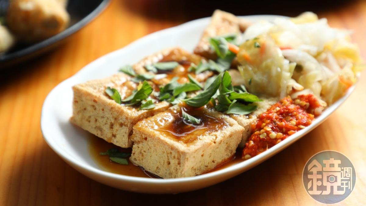 台東銅板下午茶!「久久臭豆腐」外酥內嫩 老饕不忘來一份千張豆腐皮糯米腸