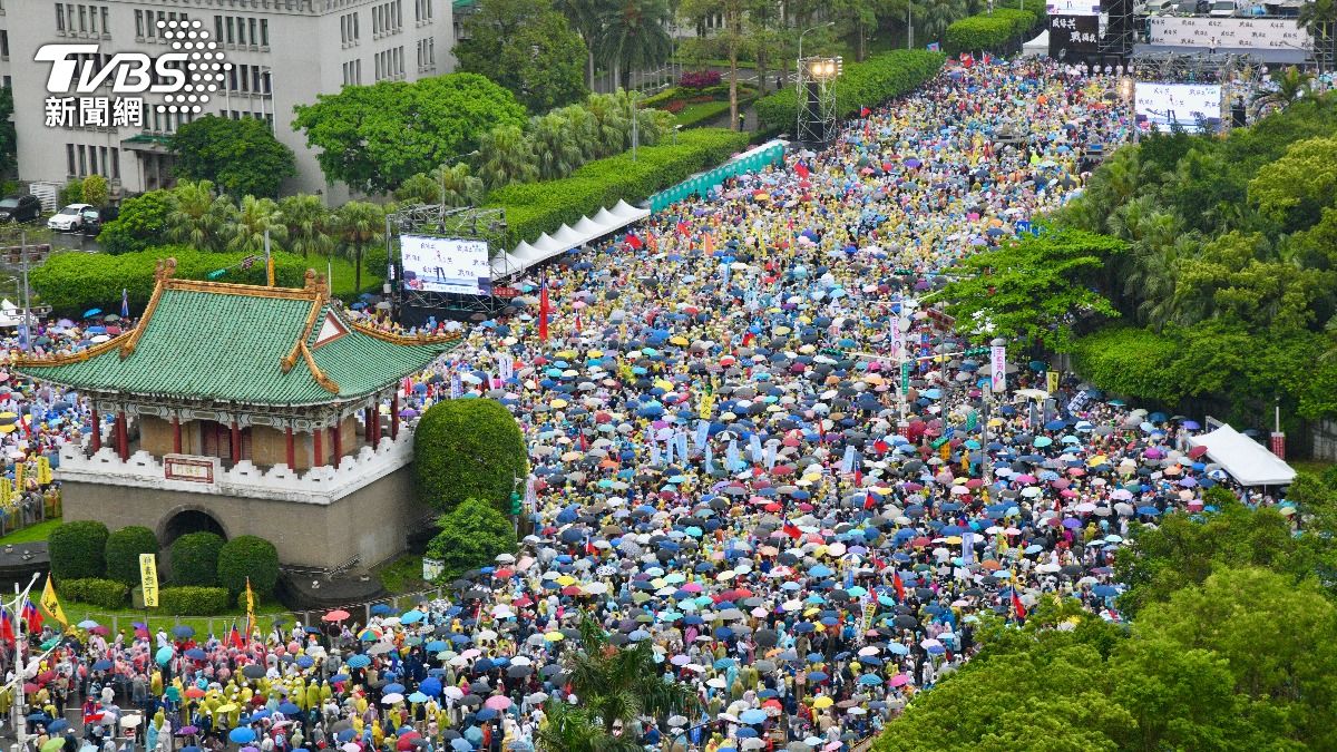 AI估凱道人數「419>426」!王浩宇曝主因:下雨大家都撐傘
