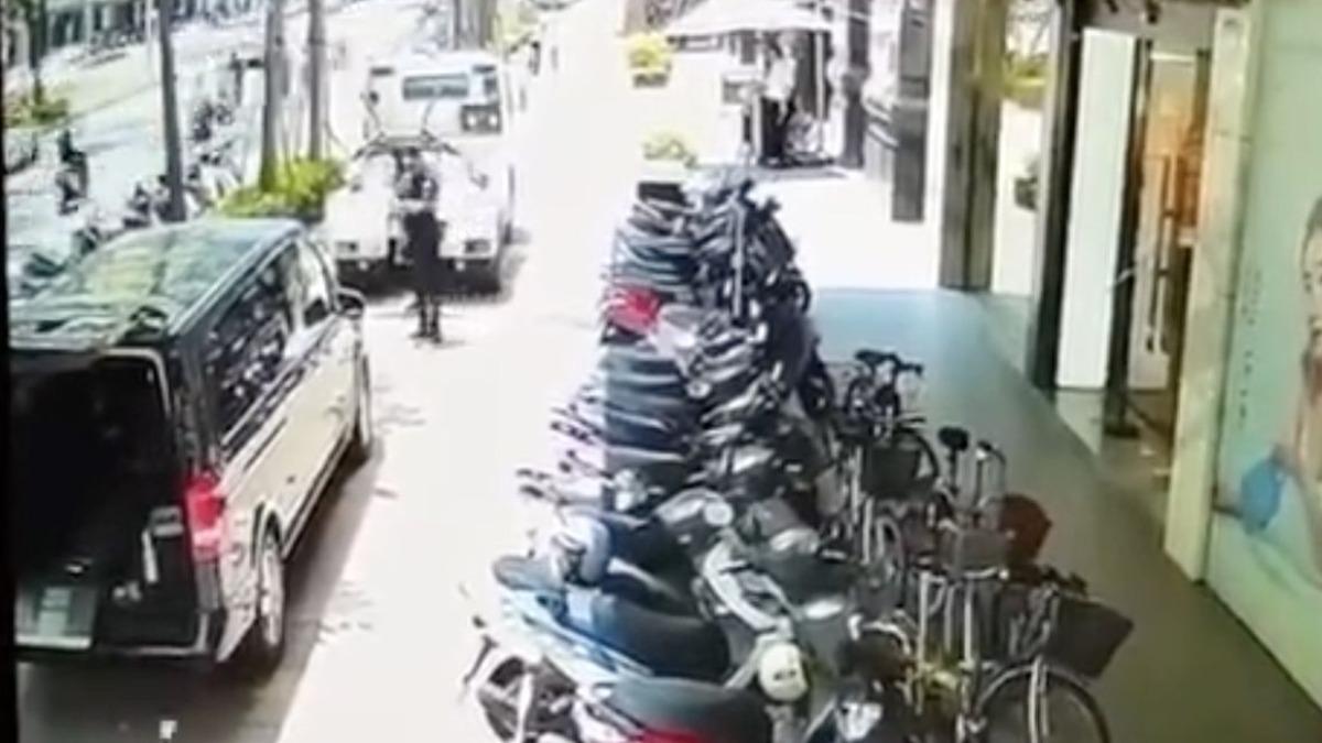 高雄接體車違停2分鐘「領大體」遭拖吊 兩派網友熱議!警方說明了