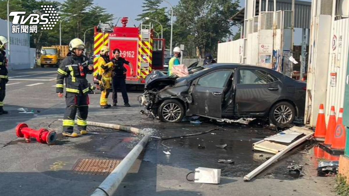 高雄恐怖自撞！車頭全爛「下秒火燒車」　男被拉出無呼吸心跳