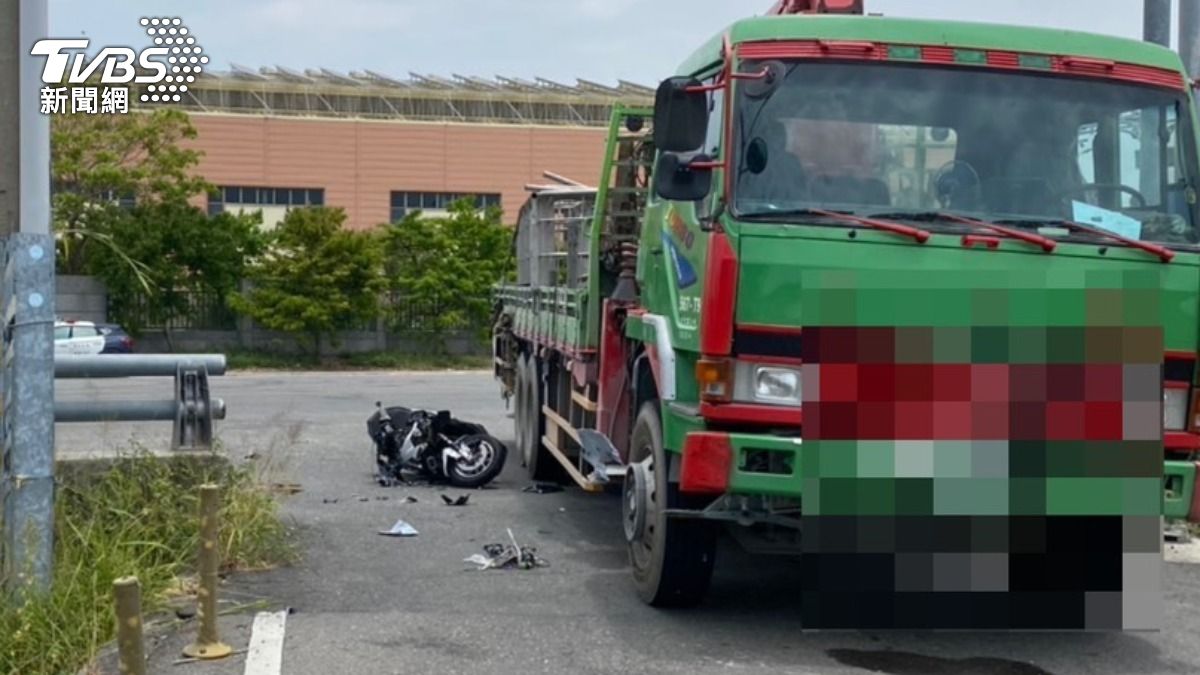 高雄死亡車禍!大貨車左轉「未禮讓」輾機車 20歲男斷魂