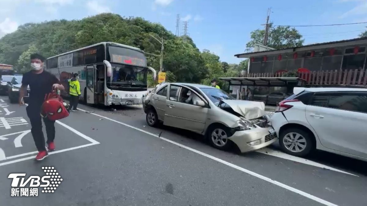 基隆國光客運連環撞!兩人受傷送醫 事故原因待查