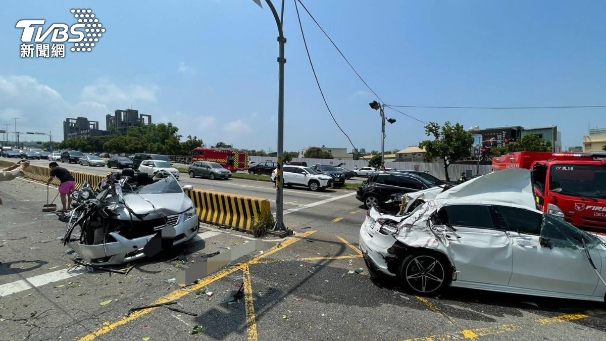 現場共11台機車、10台轎車受波及。(圖/TVBS)