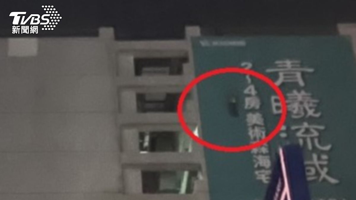 高雄男墜樓「繩纏頭」詭吊廣告牆上 緊抓帆布狂呼50分鐘獲救