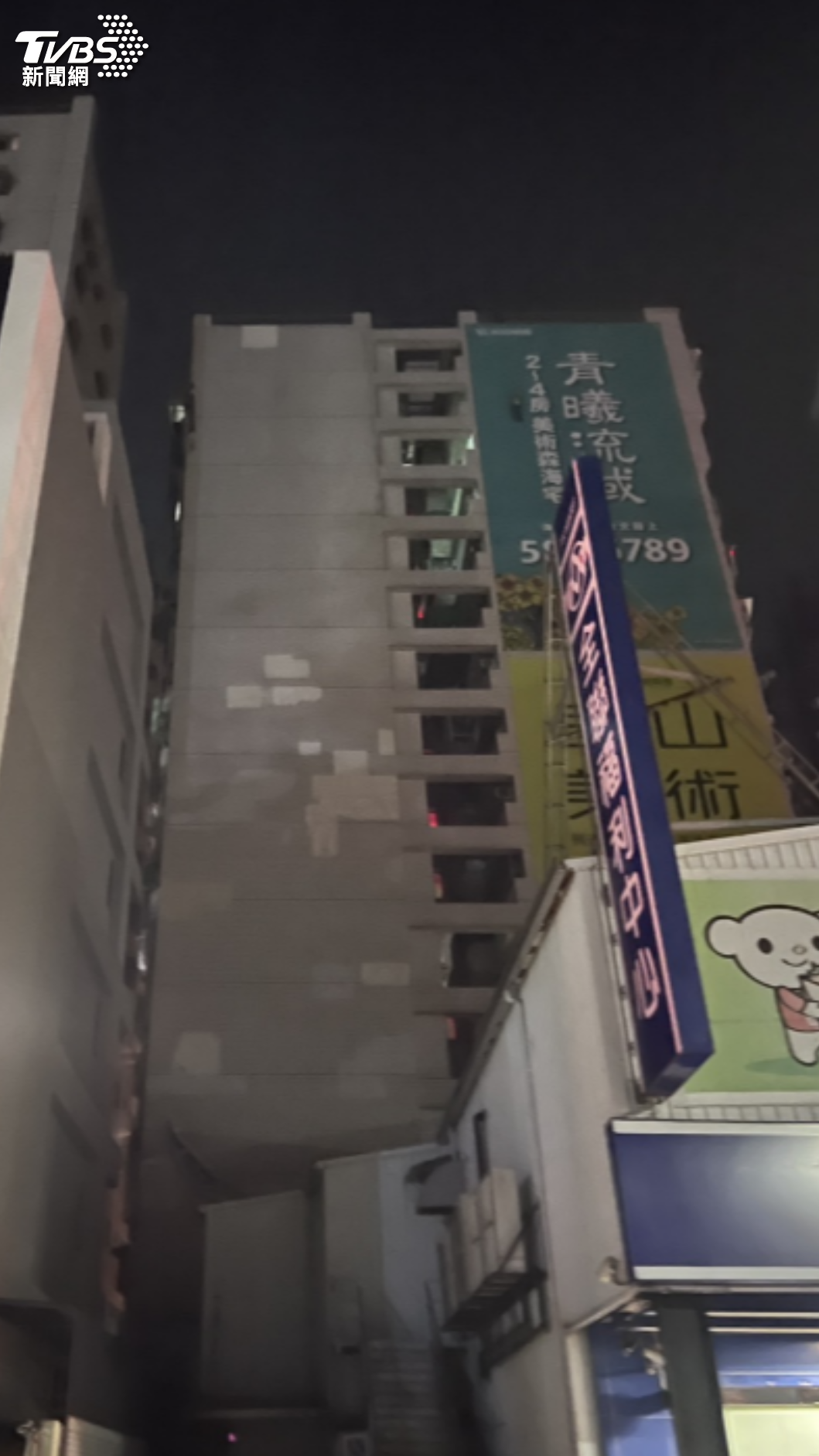 民眾深夜聽到求救聲，探頭一看才發現有人受困在廣告牆上。（圖／TVBS）