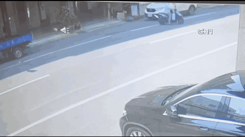 有片/高雄少年碰撞7旬翁!機車貼地「滑出火線」 畫面曝