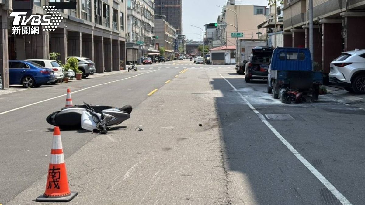 鳳山今早發生碰撞火燒車事故。(圖/TVBS)
