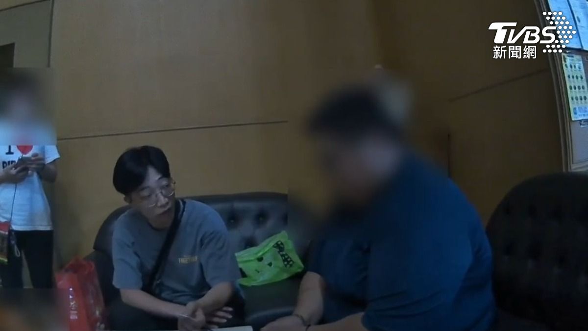 警方在面交現場逮到廖姓車手。（圖／TVBS）