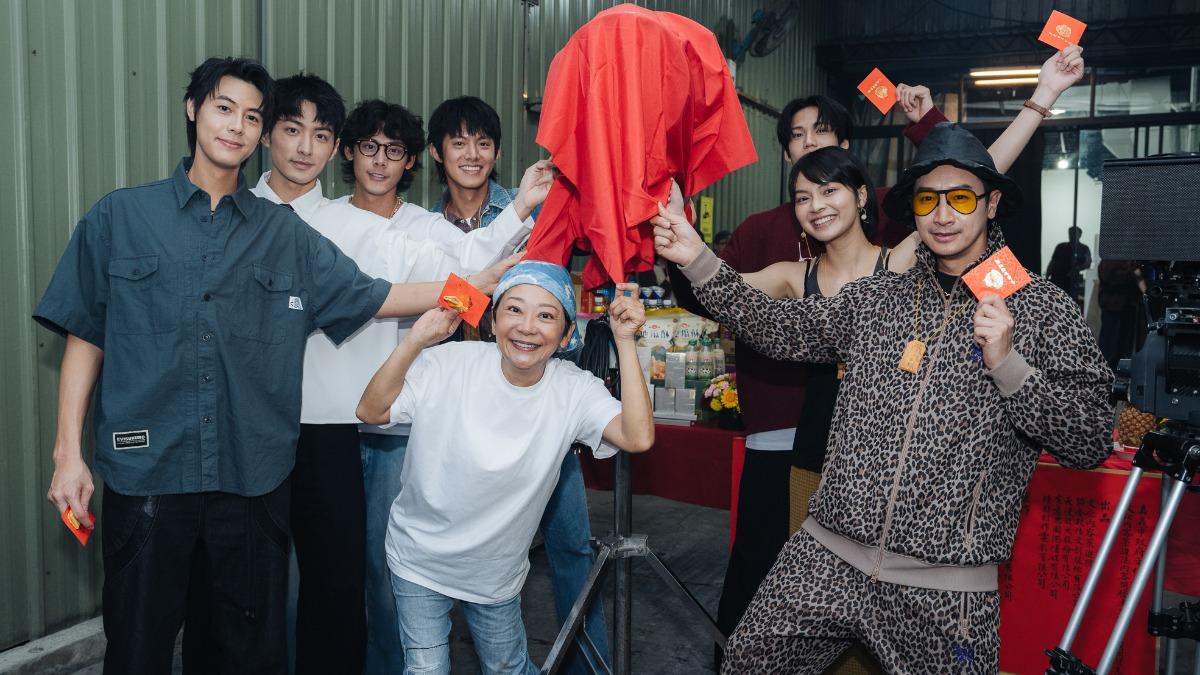 演員Teddy（左起）、鍾岳軒、余杰恩、各務孝太、曹蘭、邱凱偉、柏妍樺、陳彥旭參加開鏡。（圖／有意思國際傳媒有限公司提供）