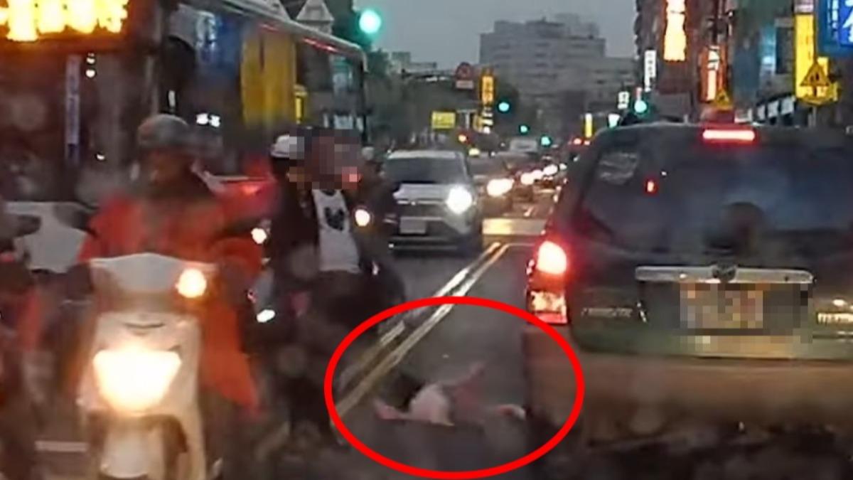 放學急回家！新北7歲女童「車陣竄出」遭撞重摔　驚悚畫面曝