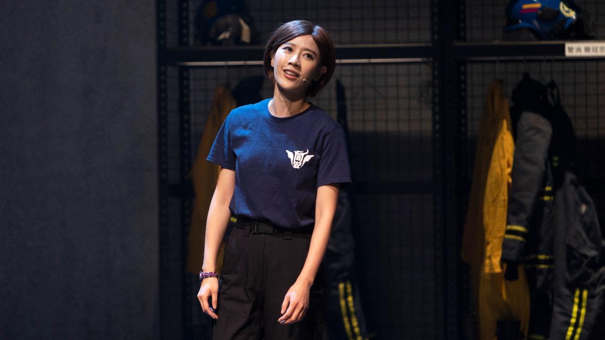 演歌雙棲才女方宥心,飾演堅毅並對抗性別框架的消防員徐子伶。(圖/故事工廠提供)