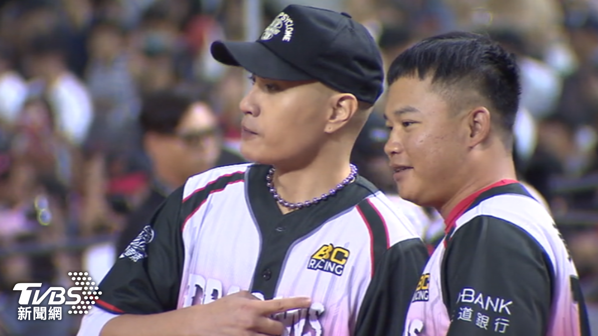 黃宣擔任開球嘉賓投出滾地球。(圖/TVBS)