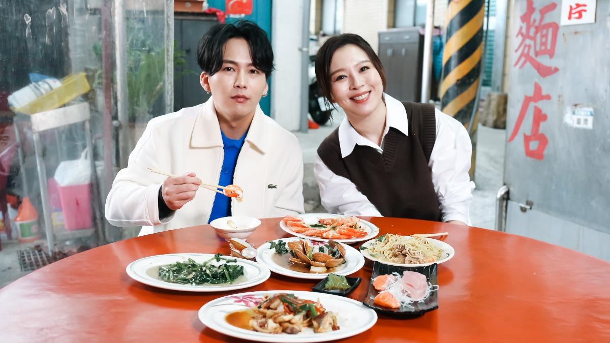 兩人到基隆大啖美食。(圖/鏡電視提供)