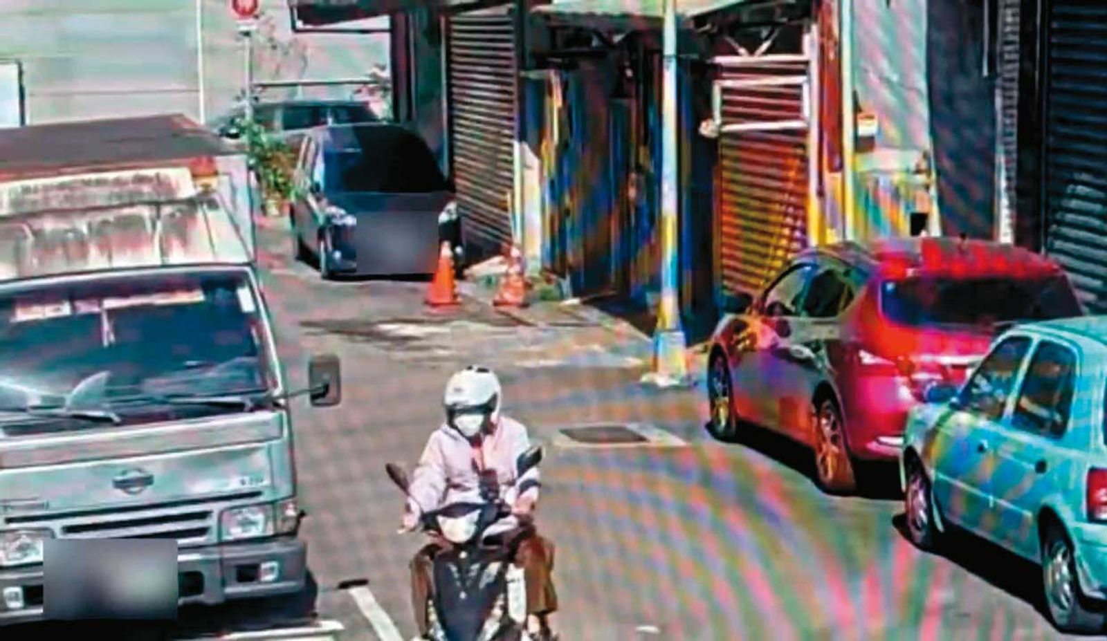 張男騎車外出購買藥物，被監視器清楚拍下。（圖／翻攝畫面）
