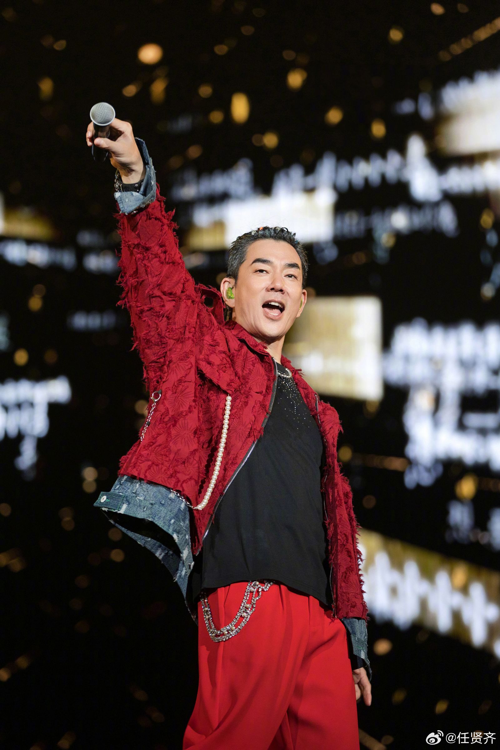 任賢齊為「齊跡二〇二五」巡迴演唱會在世界各地跑透透,還常到各地看房地產。(圖/翻攝自任賢齊微博)