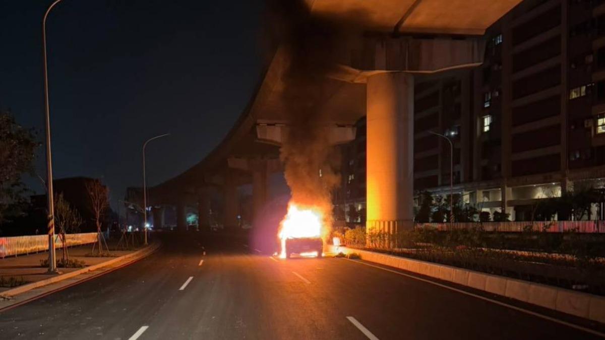 八德區廣興路與仁德路口的新闢道路上有火燒車意外。(圖/消防提供)