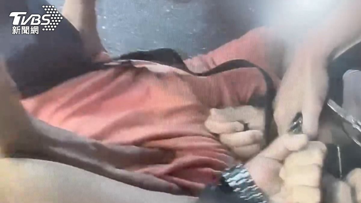一週鬧2次 高雄六合夜市酒醉男失控「持刀亂吼」遭壓制