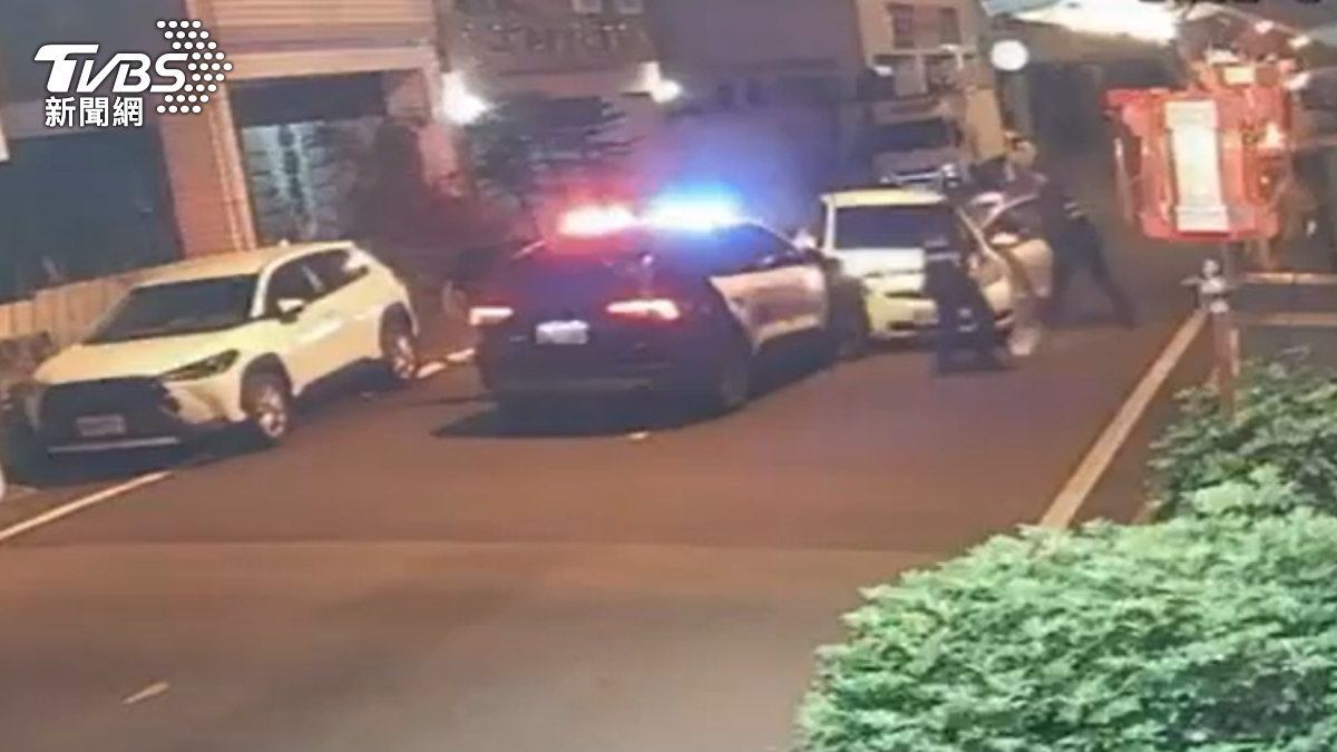 宜蘭警匪追逐!男子藏毒撞警車 遭連開3槍攔截壓制