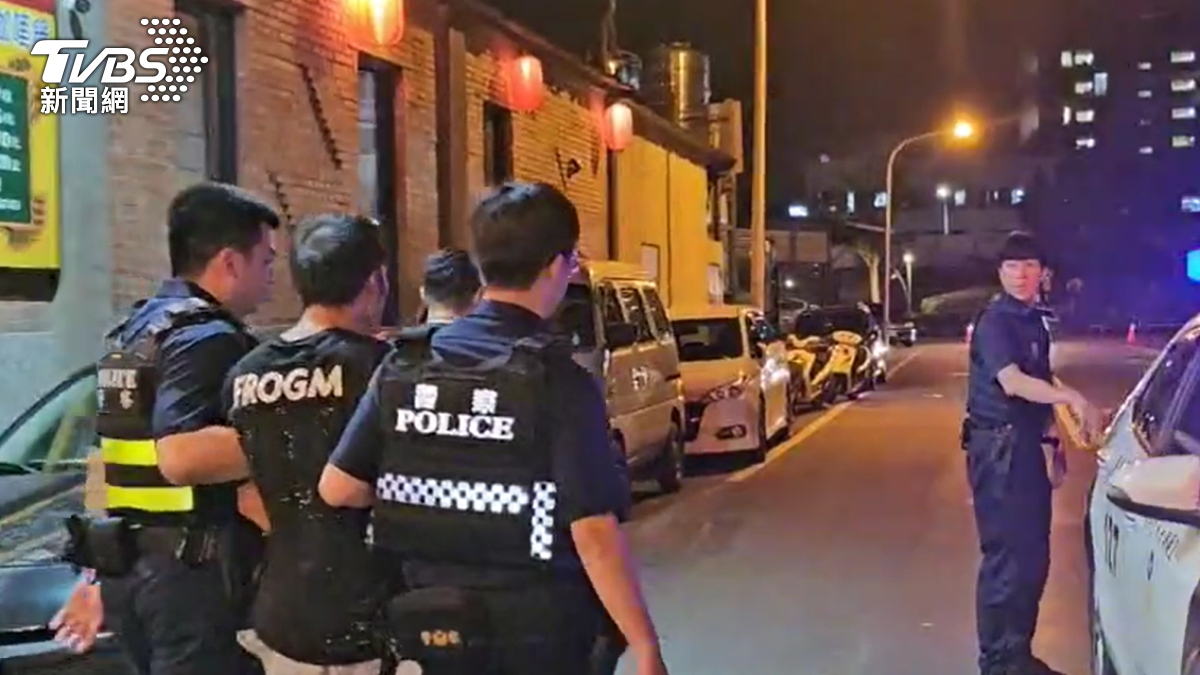 宜蘭警方將違規駕駛逮捕歸案。（圖／TVBS）