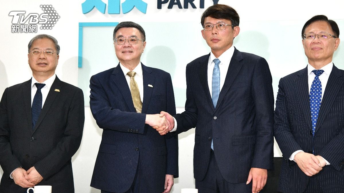 行政院長卓榮泰拜會民眾黨立院黨團尋求支持特別預算。(圖／胡瑞麒攝)