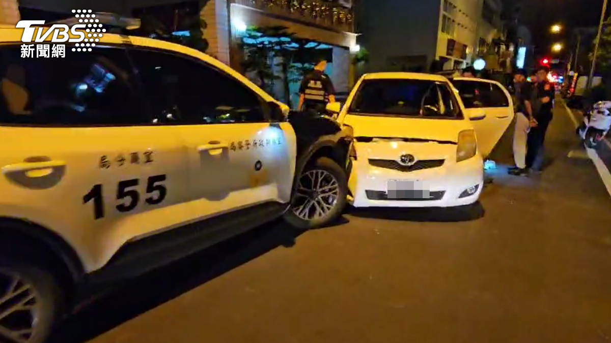 駕駛拒絕圍捕，當街衝撞警車。（圖／TVBS）