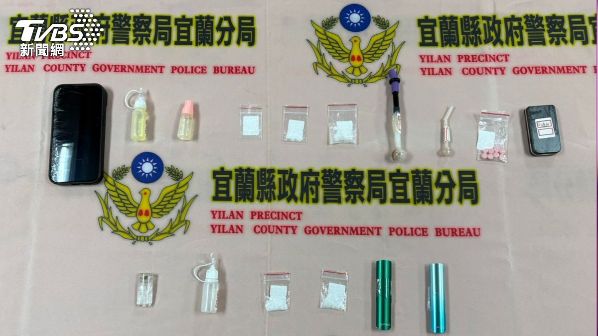 警方在駕駛車上查扣疑似依托咪酯、安非他命毒品。（圖／TVBS）