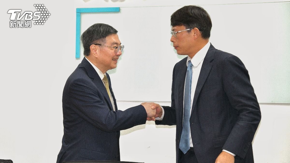 行政院長卓榮泰拜會民眾黨立院黨團尋求支持特別預算。(圖/胡瑞麒攝)