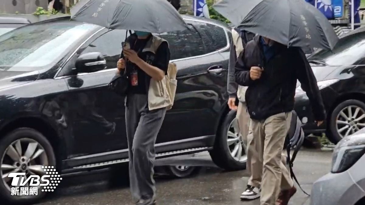基檢今日指揮市調站前往基隆市黨部搜索。(圖/TVBS)