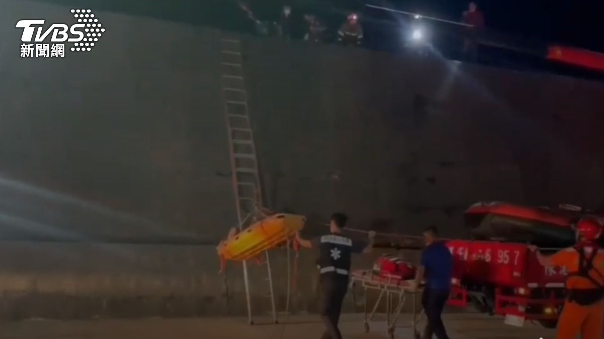 該名男子摔下五米高的防波堤。(圖/TVBS)
