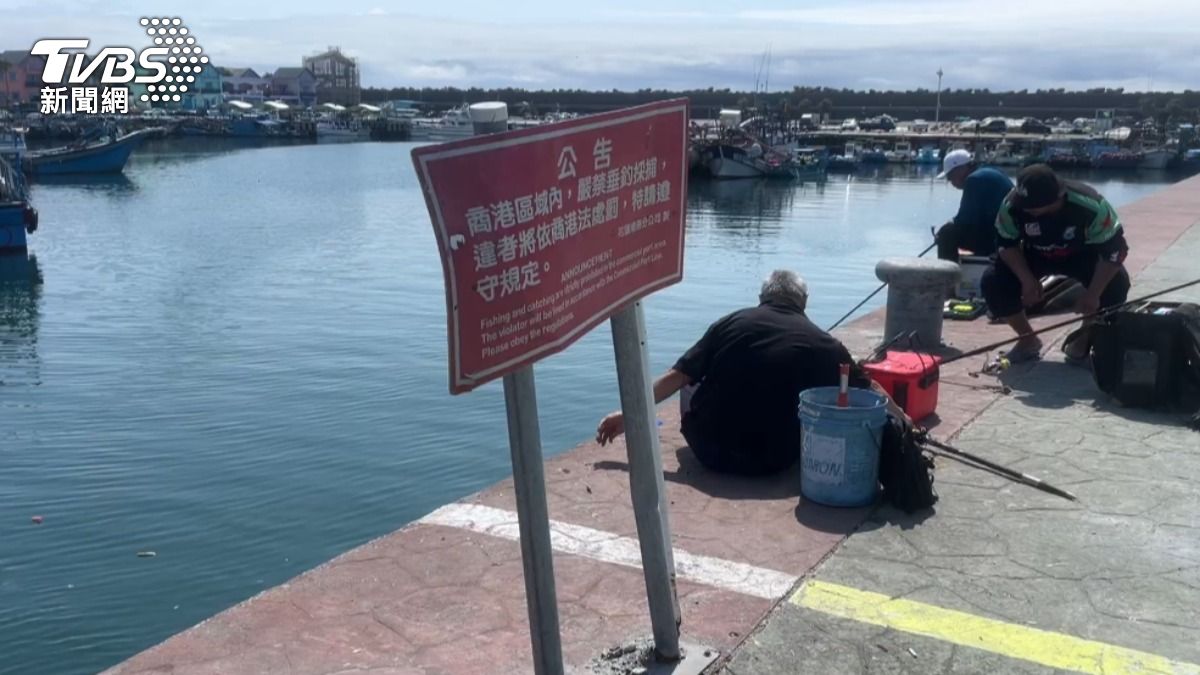 花蓮港有管制釣魚活動。(圖/TVBS)