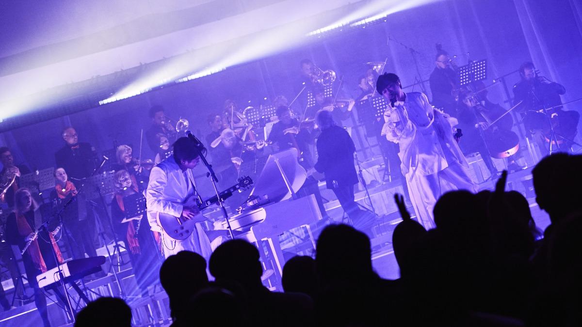 蘇打綠在柏林邀請合作十年的指揮 Bernd Ruf 以及德國交響樂團 GermansPop Orchestra 共同上台表演。(圖/緒風提供)