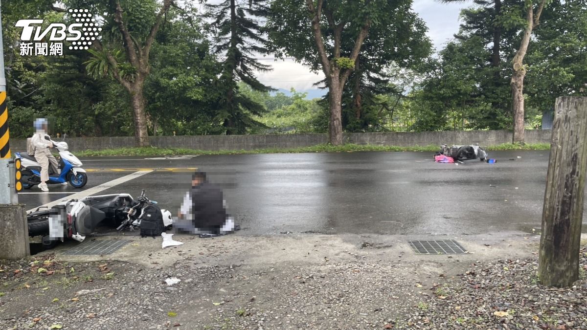 該名男騎士被撞倒坐在地上,有輕傷未送醫。(圖/TVBS)
