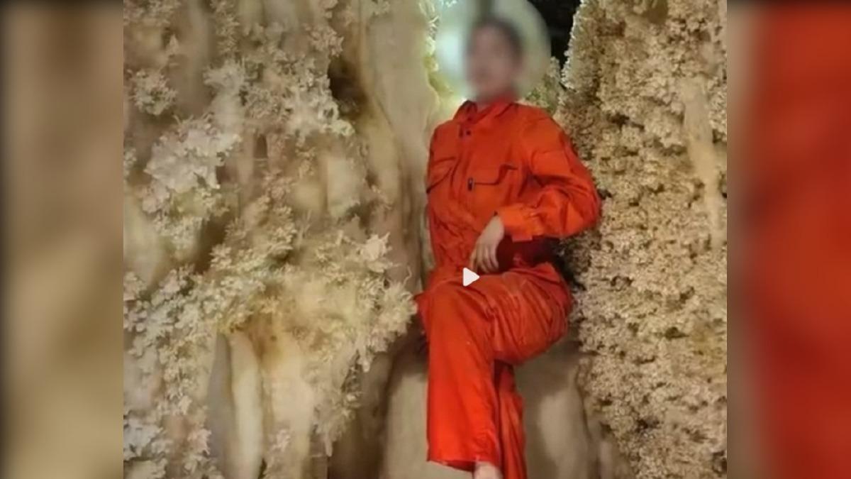 陳女挨批不該赤腳伸進地質奇觀中。（圖／翻攝自 微博）