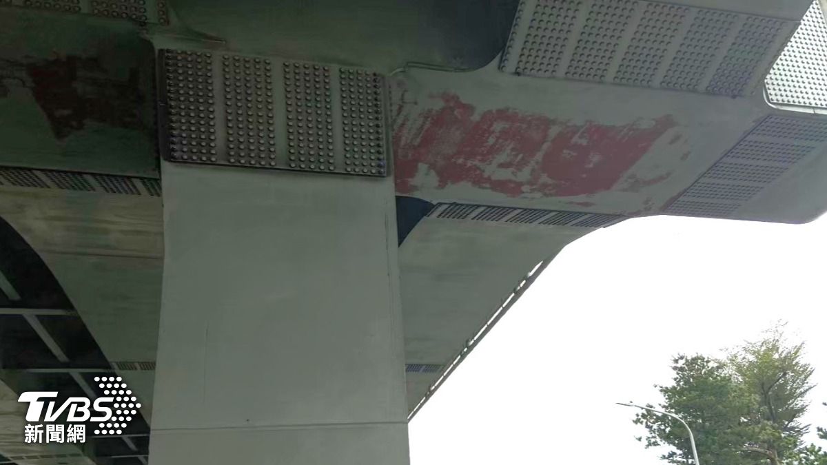 新北市政府養工處辦理台1線高架橋防蝕塗裝工程,自5月1日起至7月29日止分階段封閉改道,提醒用路人留意。(圖/新北市工務局提供)