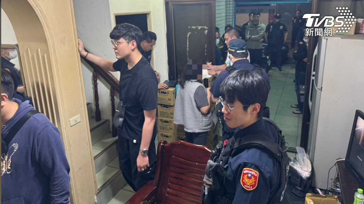 街破獲大型職業賭場，當場逮捕松姓負責人及12名賭客。（圖／TVBS）