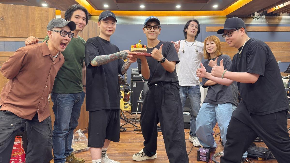 蕭秉治(左3)幫鼓鼓慶生。(圖/相信音樂提供)