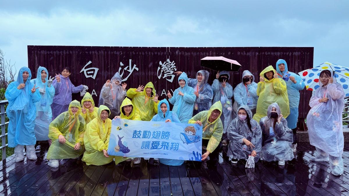 鼓鼓的粉絲自發性地在鼓鼓生日時舉辦淨灘活動。(圖/相信音樂提供)