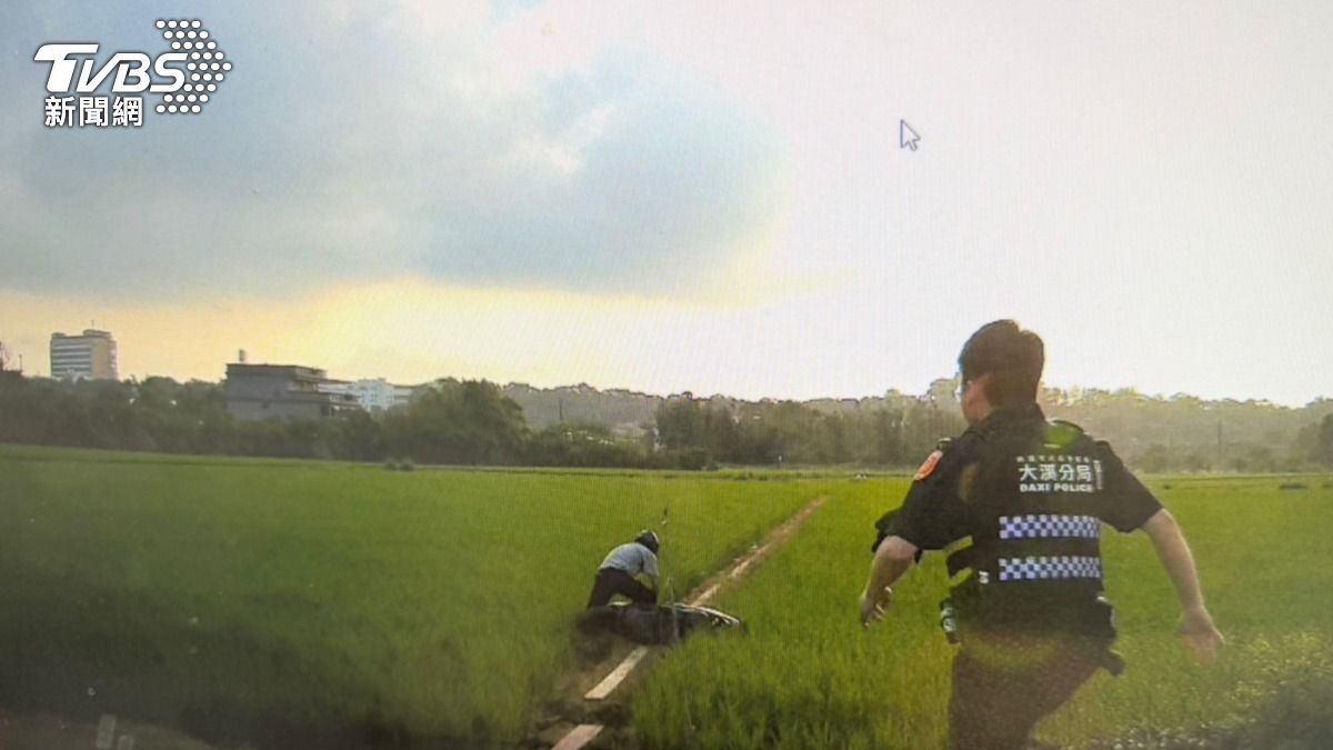 慘!通緝犯遭攔查加速落跑 騎進小路「狼狽犁田」栽了
