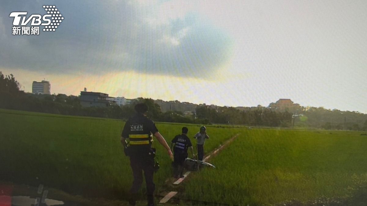 該通緝犯被攔查時突然催油門逃逸,最終栽在警方手裡。(圖/TVBS)