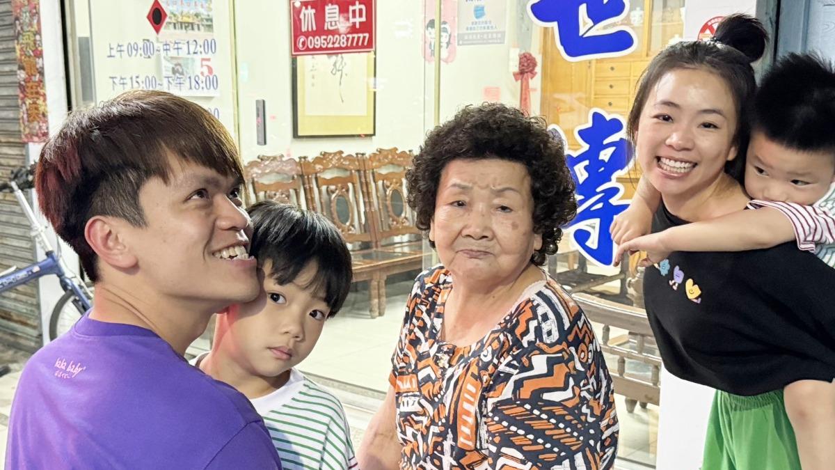 蔡阿嘎坎坷身世曝光!無父無母、老家被賣 從小跟阿嬤相依為命